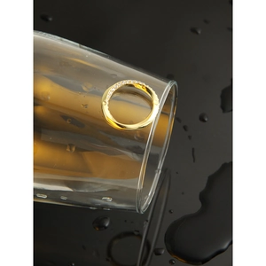 Macro de la bague Mobius en or 18 carats avec pavé de zircons sur une surface noire réfléchissante