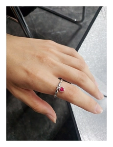 Detail of S925 silver ring featuring a red heart zircon with twisted rope texture band