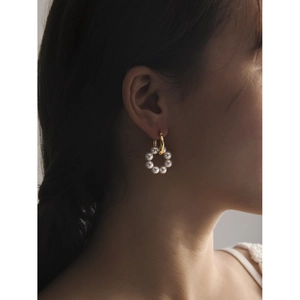 Élégantes boucles d'oreilles anneau doré avec une couronne de perles blanches de style