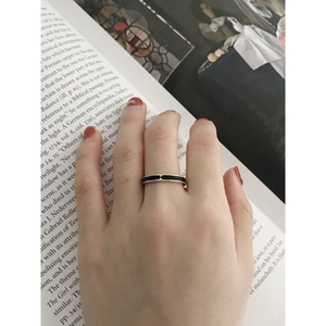 Minimalist S925 sterling silver ring with black enamel and silver arrow pattern for index finger