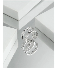 Detailed view of S925 sterling silver double-layer curb chain ring on a mirror base
