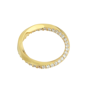 Bague Mobius dorée pour femme avec design torsadé poli et pavage de cristaux ronds