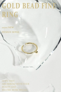 Détail artistique d'une bague fine en argent 925 doré avec perle sur verre élégant