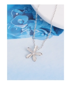 Détail macro du collier en argent sterling 925 avec pendentif fleur et zircon