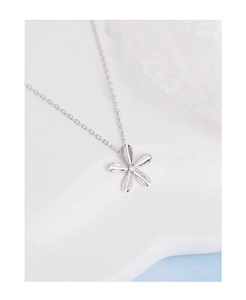 Gros plan du collier en argent sterling 925 avec fleur 3D et cristal blanc brillant