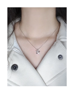 Gros plan d'un collier en argent 925 avec pendentif fleur à cinq pétales poli