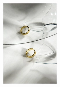 Détail de bagues minimalistes en argent S925 plaqué or 18K avec texture linéaire