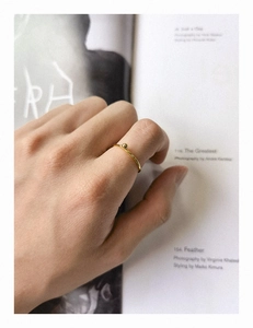 Détail d'une bille en or sur une bague fine minimaliste en argent sterling S925