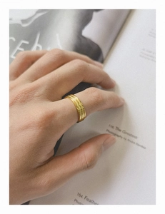 Vue détaillée d'une bague multicouche en argent S925 doré portée avec style au doigt