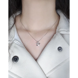 Collier minimaliste en argent sterling 925 avec pendentif fleur sur un mannequin femme