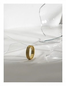 Détail de la bague en argent S925 doré avec trois rainures et poinçon de qualité