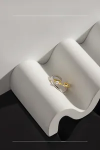 Dettaglio dell'anello in argento S925 bicolore con perla su supporto bianco