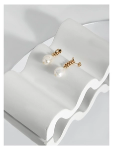 Détail de boucles d'oreilles asymétriques en argent S925 avec perles baroques
