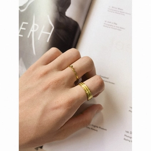 Ensemble de bagues perlées en argent S925 doré minimaliste sur magazine de mode