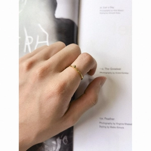Bague minimaliste en argent sterling S925 avec petite perle dorée sur la main
