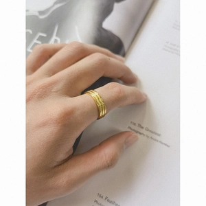Bague minimaliste en argent sterling S925 avec design fileté multicouche finition dorée