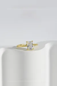 Dettaglio dell'anello in argento S925 dorato con zircone rettangolare su base in pietra