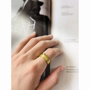 Bague multicouche minimaliste en argent S925 doré avec perle portée sur la main