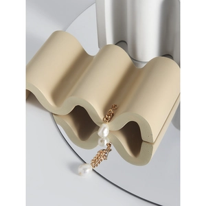 Boucles d'oreilles S925 en argent asymétriques avec chaîne dorée et perle baroque sur miroir