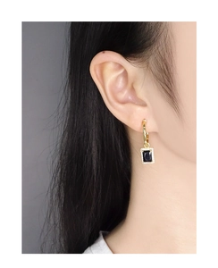 Nahaufnahme von S925 Silber Ohrstecker mit schwarzem Edelstein und Zirkonia Umrandung