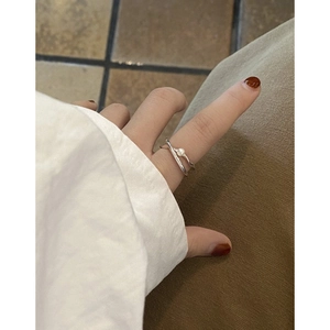 Anello a doppio strato in argento sterling S925 con perla bianca sulla mano della modella