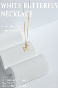 Détail d'un pendentif papillon blanc sur chaîne dorée sur support géométrique blanc
