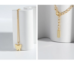 Détail du poinçon S925 sur le fermoir du collier pendentif papillon en argent doré