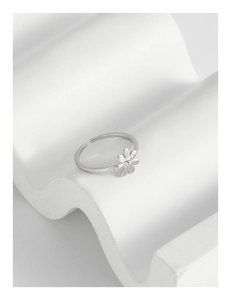 Dettaglio di un anello a margherita in argento S925 su supporto espositivo bianco
