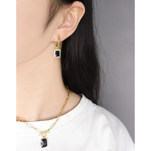 Chices Schmuckset mit schwarzen quadratischen Edelsteinen und goldenen Ohrringen