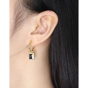 Elegante goldene Creolen mit schwarzem Edelstein und weißem Diamanten-Halo-Design