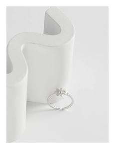 Dettaglio ravvicinato di un anello a margherita regolabile minimalista in argento S925
