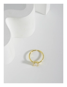 Dettaglio dell'anello in argento S925 con una scintillante zirconia cubica quadrata