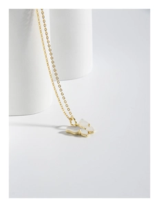 Vue détaillée du collier en argent S925 doré avec pendentif papillon en nacre sur support blanc