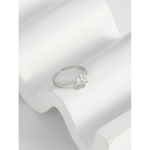 Anello aperto minimalista in argento S925 con un delicato design a forma di margherita