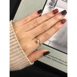 Anello minimalista in argento S925 con zircone taglio smeraldo su una fascia dorata
