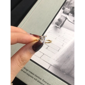 Anello minimalista in argento S925 con una grande pietra rettangolare in zircone cubico
