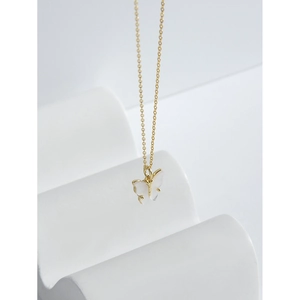 Élégant collier papillon en argent S925 doré avec pendentif en jade blanc sur support