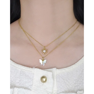 Collier double épaisseur en or avec pendentif cœur perlé et papillon blanc en nacre