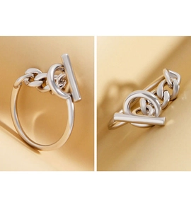 Detailed close-up of S925 sterling silver chain ring with a stylish T-bar closure