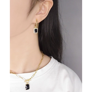 Chic S925 silver necklace and earrings set with black square stones and gold chain