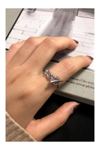 Macro detail of S925 sterling silver chain ring featuring a toggle clasp design