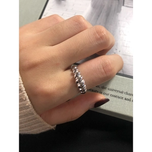 Minimalist S925 sterling silver croissant ring featuring a polished spiral textured design