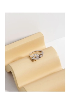 Detailed view of S925 sterling silver ring featuring a chain design and toggle clasp detail