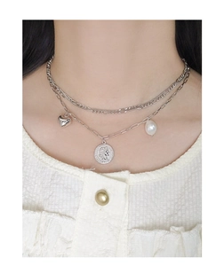 Détail du collier en argent S925 avec pendentifs cœur, pièce gravée et perle