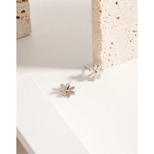 Minimalist S925 sterling silver daisy stud earrings with polished finish on stone