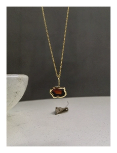 Dettaglio collana in argento S925 con pendente organico in resina rossa retrò