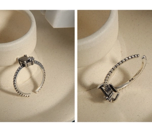 Détail d'une bague en argent 925 avec zircon noir et anneau perlé réglable élégant