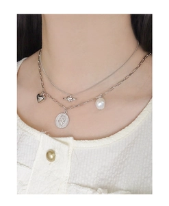 Détail du collier S925 en argent à double rang avec cœur, pièce et perle sur mannequin