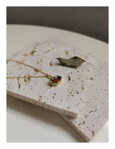 Dettaglio della collana in argento S925 dorato con ciondolo in smalto marrone rosso su pietra