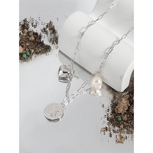 Collier en argent S925 avec charms cœur, perle baroque et pièce sur support design